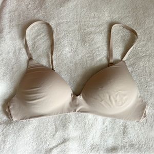 VICTORIAS SECRET WIRELESS BRA (34A)